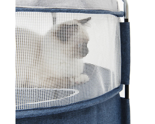 Katze in einem Katzenmöbelstück mit Netzfenster