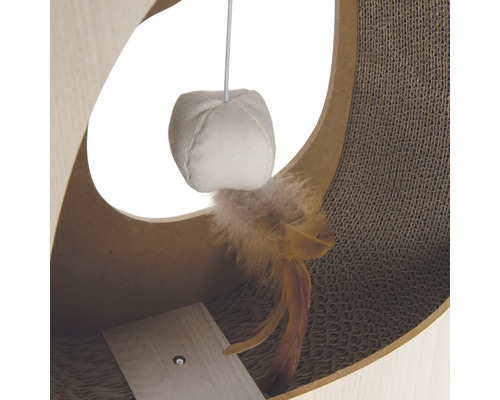 Gros plan sur un arbre à chat avec une balle et des plumes comme jouets