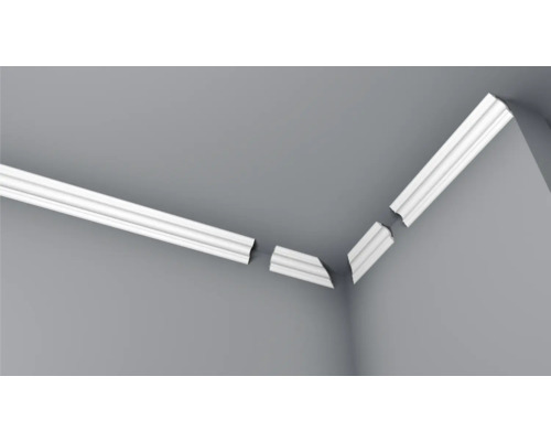 Montage d''angle de moulures décoratives au plafond et au mur