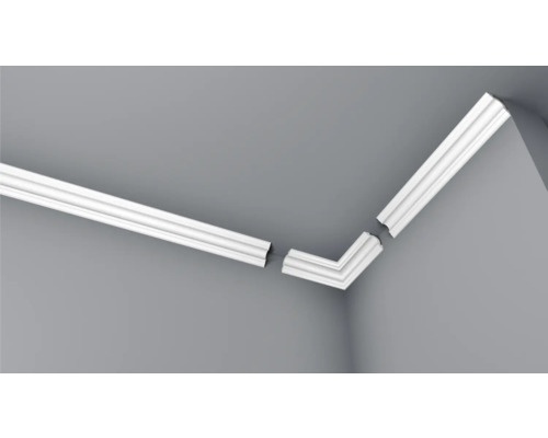 Pièce avec moulures au plafond