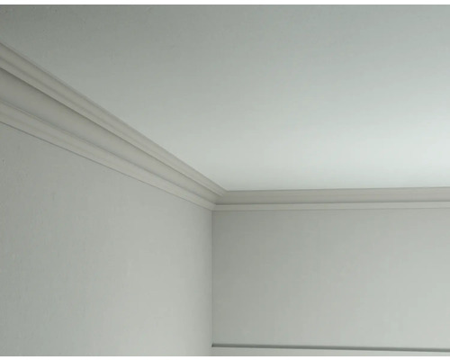 Vue en coin d''une pièce avec des moulures décoratives fixées au plafond