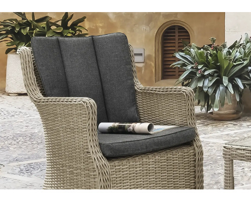 Fauteuil tressé avec coussin et accoudoirs pour l''extérieur.
