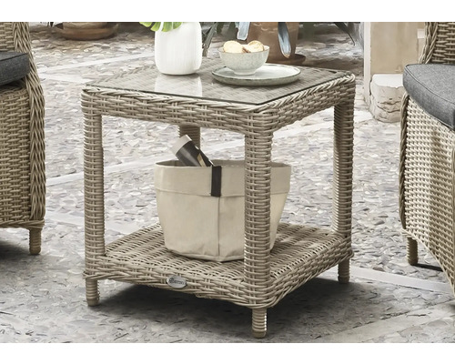 Table d''appoint en rotin avec plateau en verre et étagère