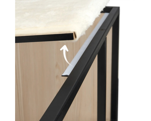 Detailansicht eines Katzenhauses mit Kissen und Montageanleitung