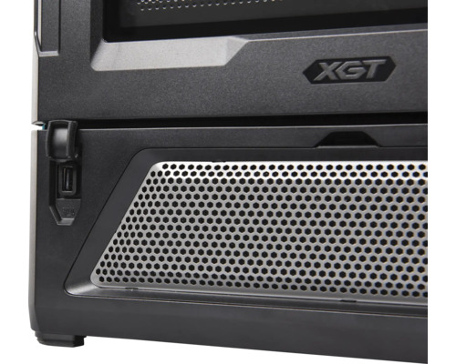 Vue détaillée d''un boîtier d''ordinateur avec grille métallique et logo XGT