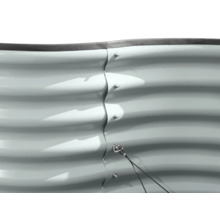 Detailansicht eines Hochbeets aus Metall mit Schrauben