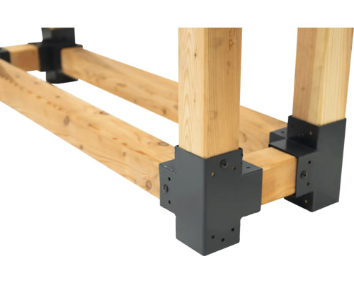 Holzkonstruktion mit schwarzen Eckverbindern