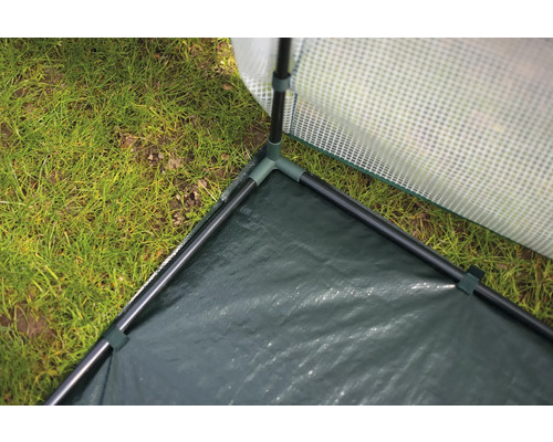 Vue détaillée d''une serre avec film et armature tubulaire.