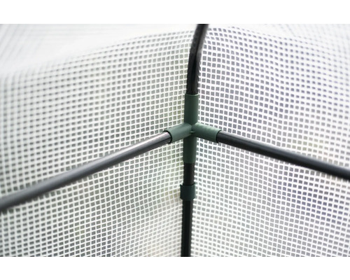 Vue détaillée d''une serre avec cadre en tubes de plastique et revêtement en film