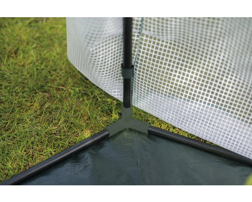 Vue détaillée d''une serre avec film plastique et cadre métallique