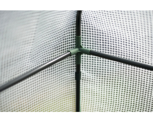 Gros plan sur l''armature et le film plastique d''une serre de jardin