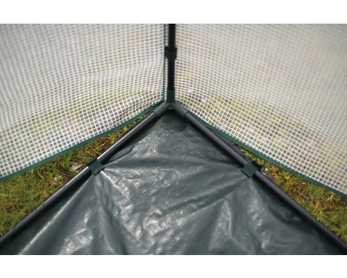 Vue détaillée d''une serre avec film et armature