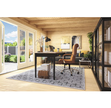 Bureau dans une maison en bois avec bureau, chaise de bureau, bibliothèque et porte ouverte sur le jardin.