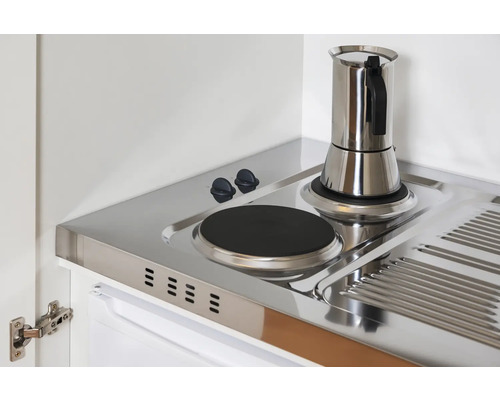 Cuisine compacte avec plaque de cuisson, évier et machine à expresso