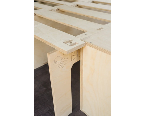 Holzkonstruktion mit eingefrästem Herz und Werkzeugsymbol für ein DIY-Projekt