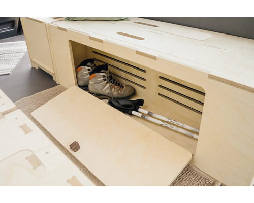 Holzschrank mit Stiefeln und Stöcken