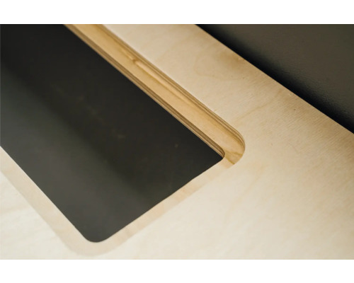 Detailansicht einer Arbeitsplatte aus Holz mit Aussparung