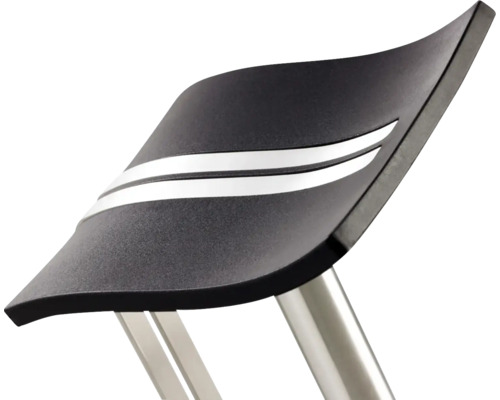 Gros plan d''un tabouret de bar avec assise noire et rayures argentées sur un cadre argenté.