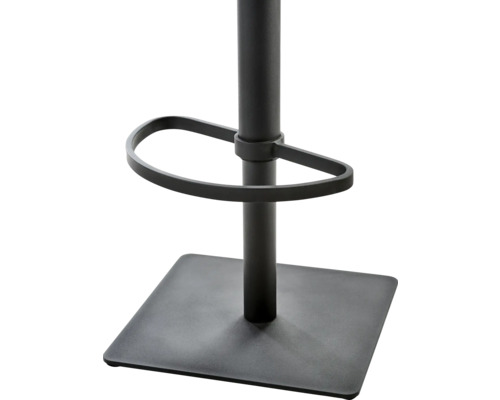 Gros plan du pied d''un tabouret de bar avec plaque de base carrée et repose-pieds
