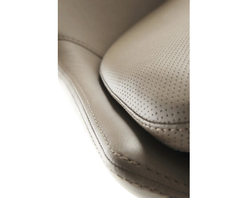 Detailaufnahme eines perforierten Sitzbezugs mit Naht