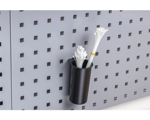 Lochwand mit Kabelbindern in einem Behälter