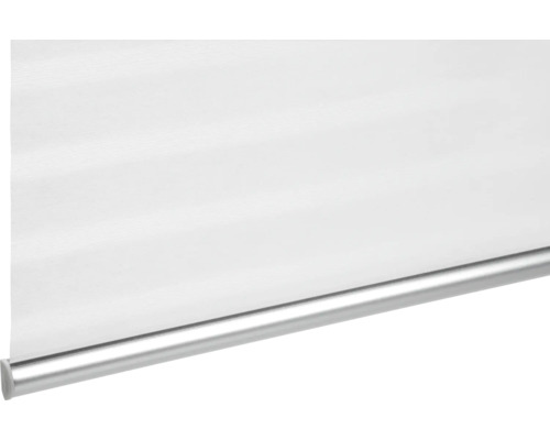 Vue détaillée d''un store vénitien blanc avec un rail métallique