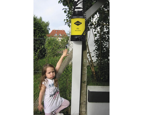 Gelber Drucksprüher mit einem Fassungsvermögen von 5 Litern der Marke Mesto, befestigt an einem Pfosten.