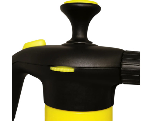 Detailansicht einer Gartenspritze mit schwarzem Griff und gelben Bedienelementen