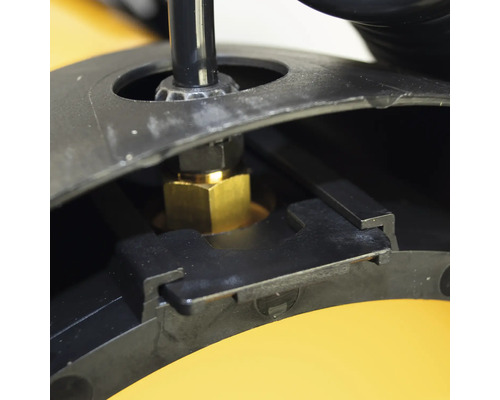 Detailansicht einer Messingverschraubung in einer Kunststoffhalterung.