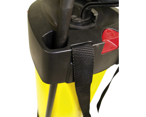 Detail einer Gartenspritze mit Tragegurt und Pumpe