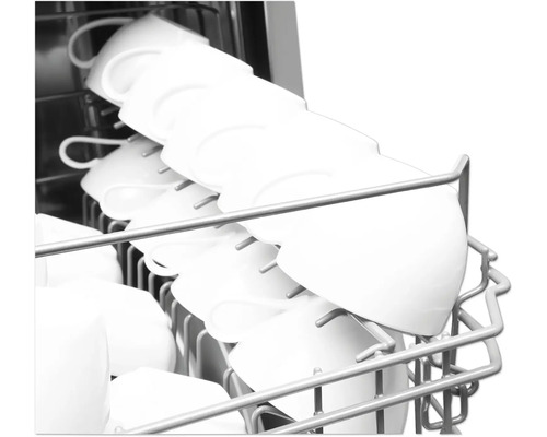 Geschirrspülerkorb mit Tassen