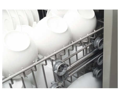 Geschirrspülmaschine mit Geschirr und Tassen im Geschirrkorb