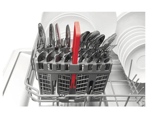 Geschirrspüler mit Besteckkorb, gefüllt mit Messern, Gabeln und Löffeln