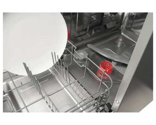 Innenansicht eines Geschirrspülers mit Geschirrkorb und Geschirr