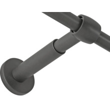 Detailansicht einer Kleiderstange mit Wandhalterung