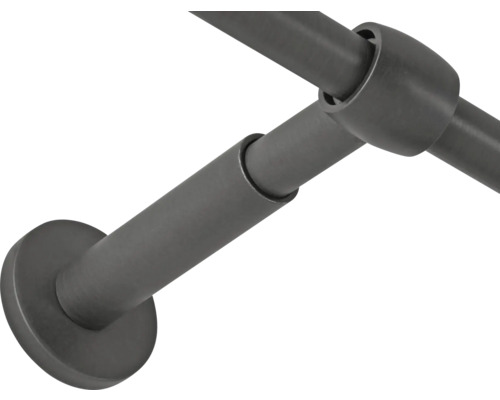 Detailansicht einer Kleiderstange mit Wandhalterung