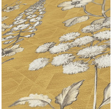 Detailansicht einer goldfarbenen Tapete mit Blumenmuster