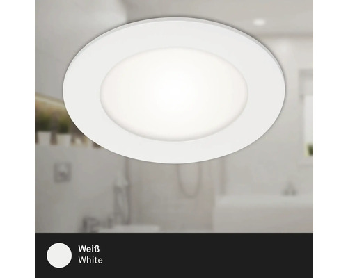 Plafonnier LED rond blanc dans une salle de bain