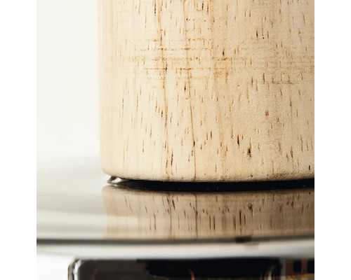 Detailansicht eines zylindrischen Holzgefäßes auf einer reflektierenden Oberfläche