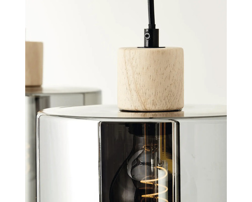 Detailaufnahme einer Pendelleuchte mit Lampenschirm aus Metall und Holzelement