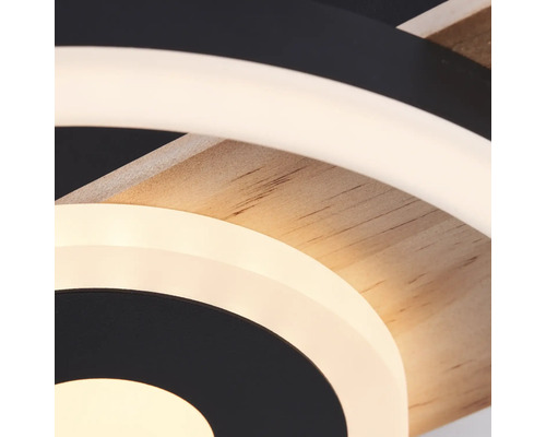 Detailaufnahme einer Deckenleuchte aus Holz und Kunststoff mit LED-Beleuchtung.
