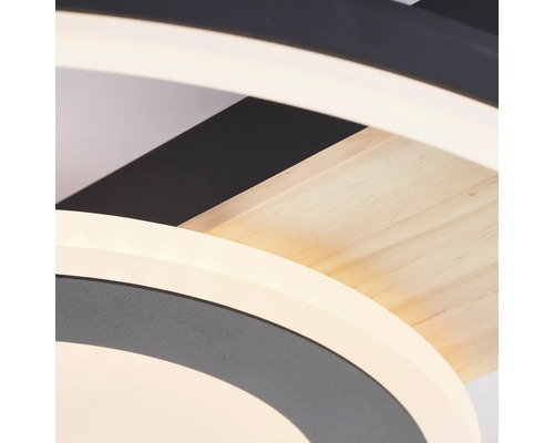 Detailansicht einer Deckenleuchte mit Holz- und Metallelementen