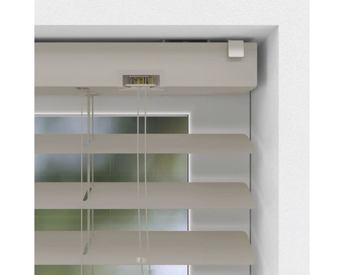 Vue détaillée d''un store horizontal sur la fenêtre