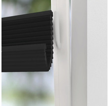 Gros plan d''un store plissé de fenêtre noir sur la fenêtre