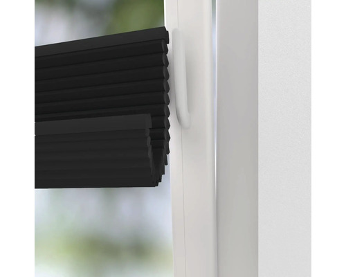 Gros plan d''un store plissé de fenêtre noir sur la fenêtre