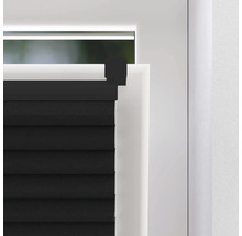 Gros plan d''un store plissé noir à la fenêtre