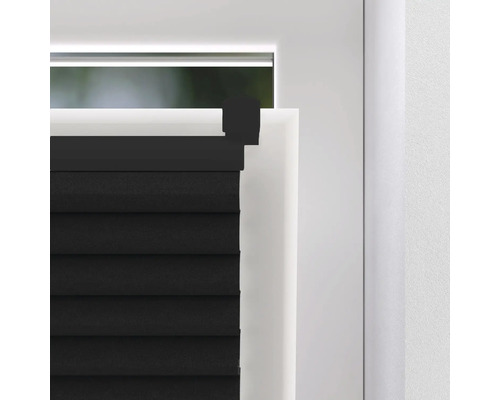 Gros plan d''un store plissé noir à la fenêtre