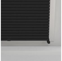 Gros plan d''un store plissé noir dans une fenêtre