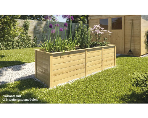 Hochbeet aus Holz mit Pflanzen und zwei Erweiterungsmodulen im Garten
