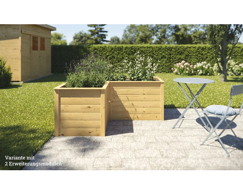 Garten mit Hochbeet aus Holz und Pflanzen